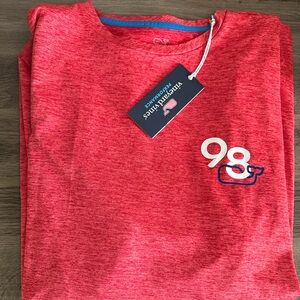 Vinyard vines men’s long sleeve performance graphic tee.